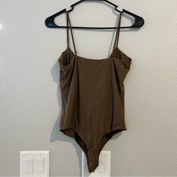 NWOT SKIMS Fits Everybody Cali Thong Bodysuit Oxide 2X - Picture 5 of 7
